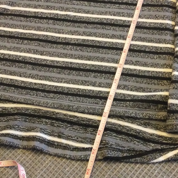 American Eagle women’s plush pullover sweater. - Picture 4 of 6